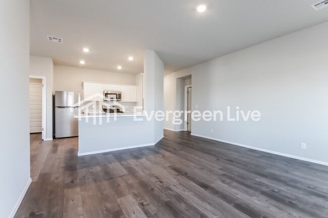 Foto del edificio - 2101 S Lakin Ln