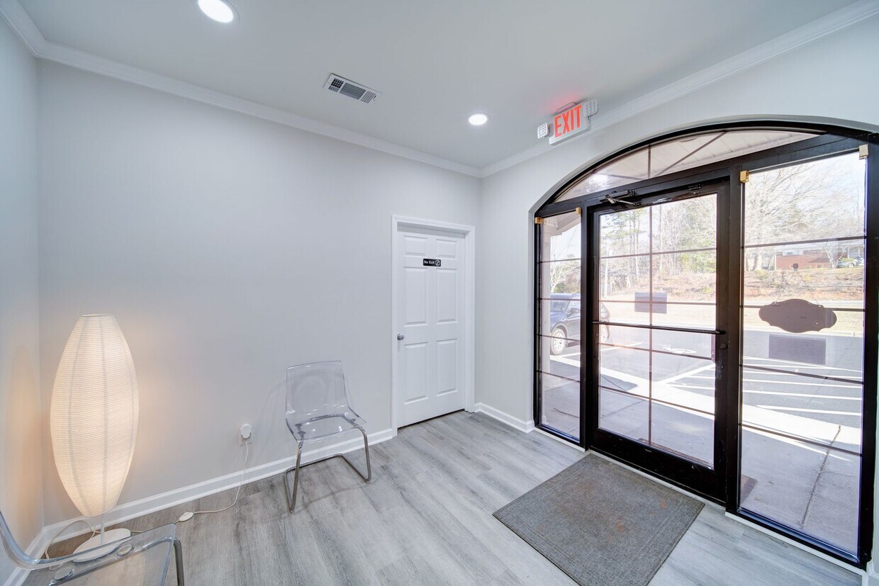 Primary Photo - Spacious well-equipped 2bed/2bath in the h...