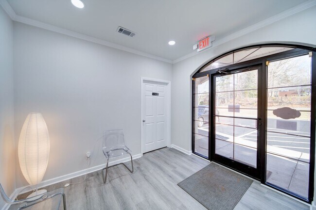Building Photo - Spacious well-equipped 2bed/2bath in the h...