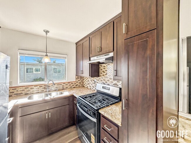 Foto del edificio - Beautiful 1BD/1BA W/ Laundry On-Site and Reserved Parking in Corridor!