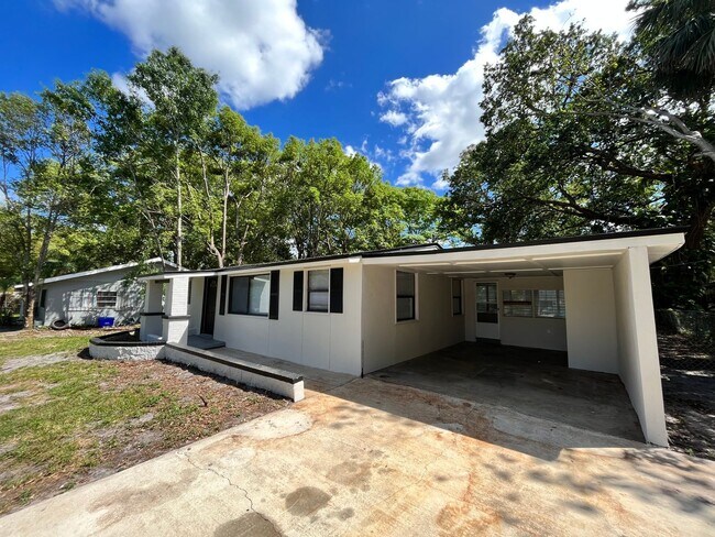 Building Photo - Renovated 3/1 w/carport and detached garage
