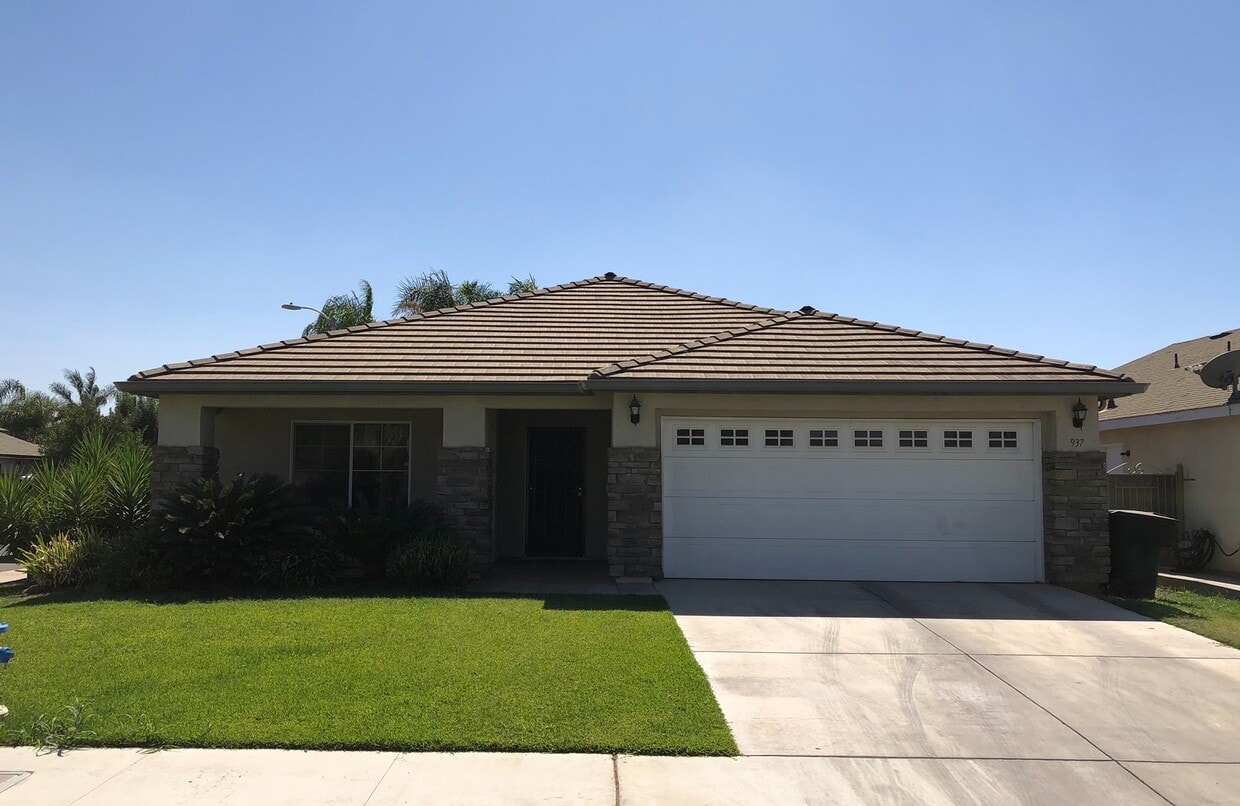 Primary Photo - Immaculate 3 Bedroom, 2 Bath Home on Corne...