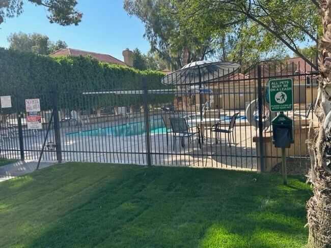Foto del edificio - ELLIOT PLACE CONDOMINIUMS UPDATED/REMODELED GROUND FLOOR 1 BED PLUS DEN UNIT WITH 1 CAR GARAGE
