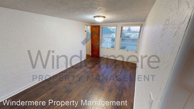 Building Photo - 1 br, 1 bath House - 310 1/2 SE 6th Street