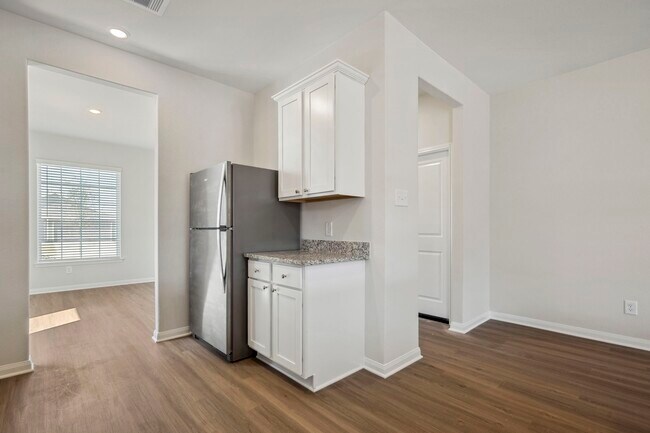 Foto del edificio - 335 Kingston Wy