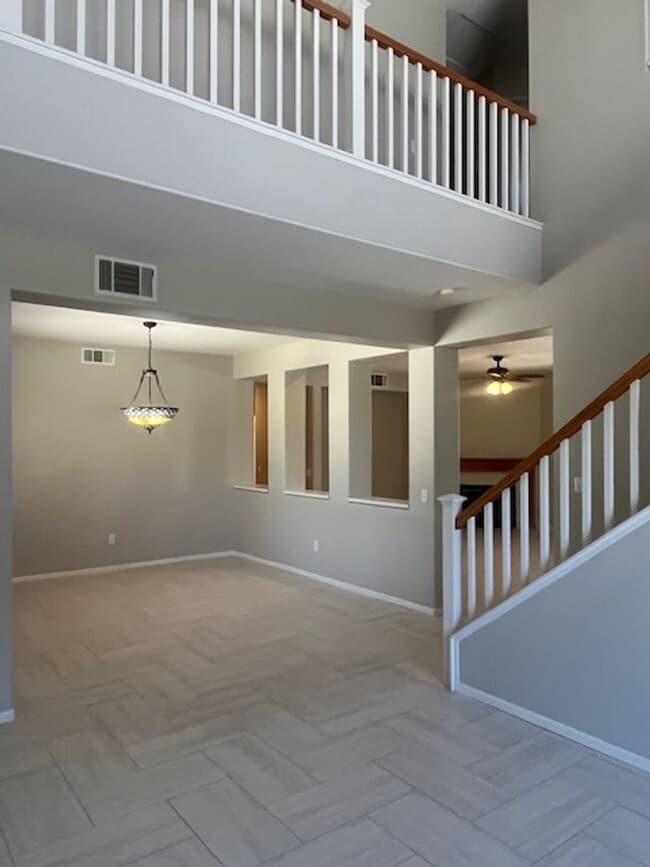 Building Photo - Beautifully Updated 5-Bedroom Home with Ci...