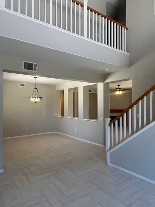 Foto del edificio - Beautifully Updated 5-Bedroom Home with City Views in Prime Corona Location
