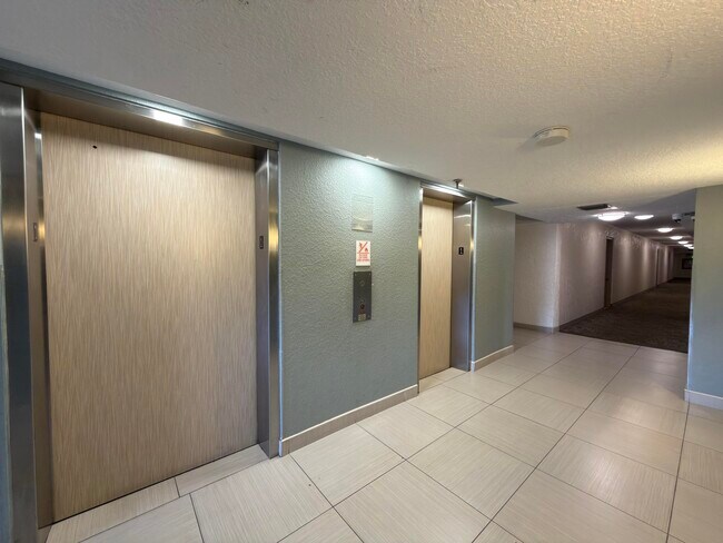 Foto del edificio - 9440 SW 8th St