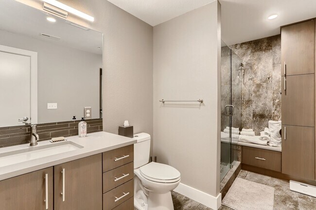 Foto del edificio - Modern 1 BDR Condo in Holiday Neighborhood