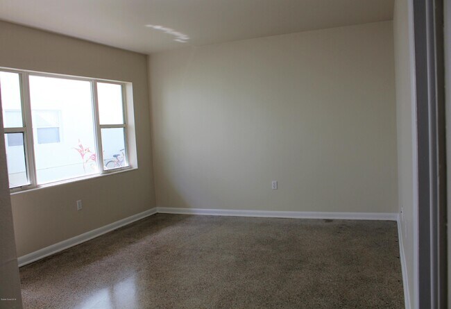 Building Photo - 651 Palm Dr