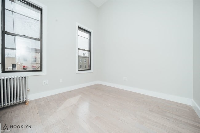 Building Photo - 3 br, 1 bath Apartment - 241 Montrose Ave