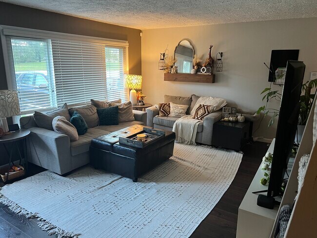 Foto del edificio - 2109 N Lynhurst Dr