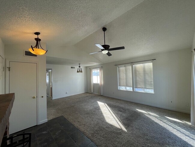 Foto del edificio - Cozy 2-Bedroom Top Floor Condo at Belmar P...