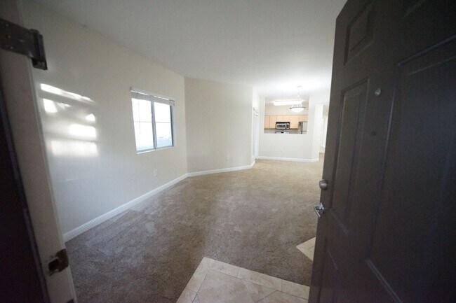 Foto del edificio - SHOWINGS AVAILABLE NOW