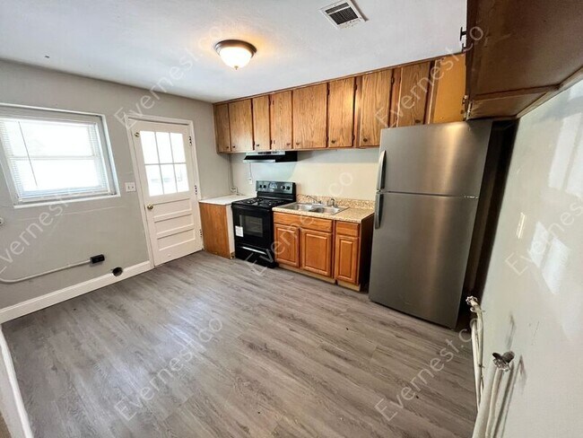 Building Photo - 5601 Belaire Dr