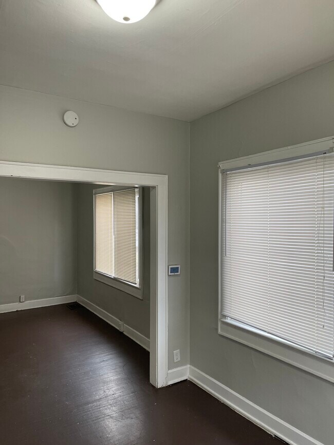 Foto del edificio - 2403 1/2 N Kenwood Ave