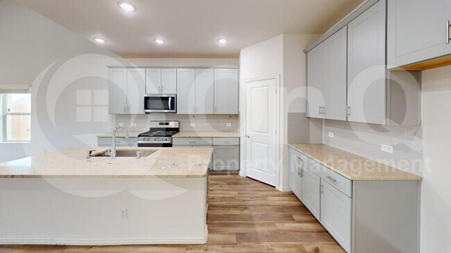Building Photo - 558 Janette Ct