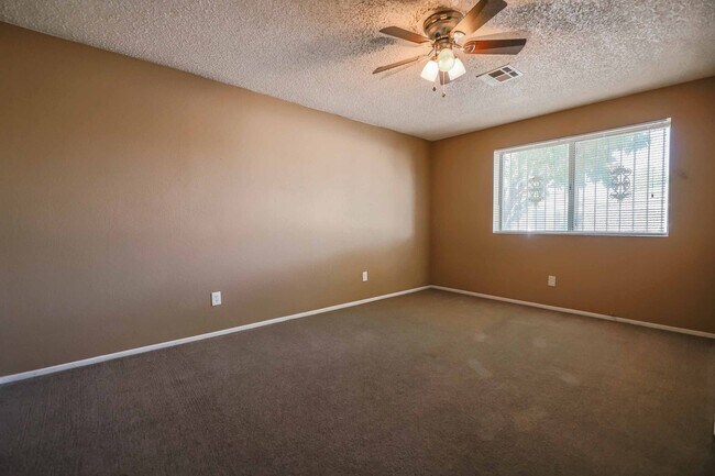 Building Photo - 3 BEDROOM HOUSE FOR RENT!!