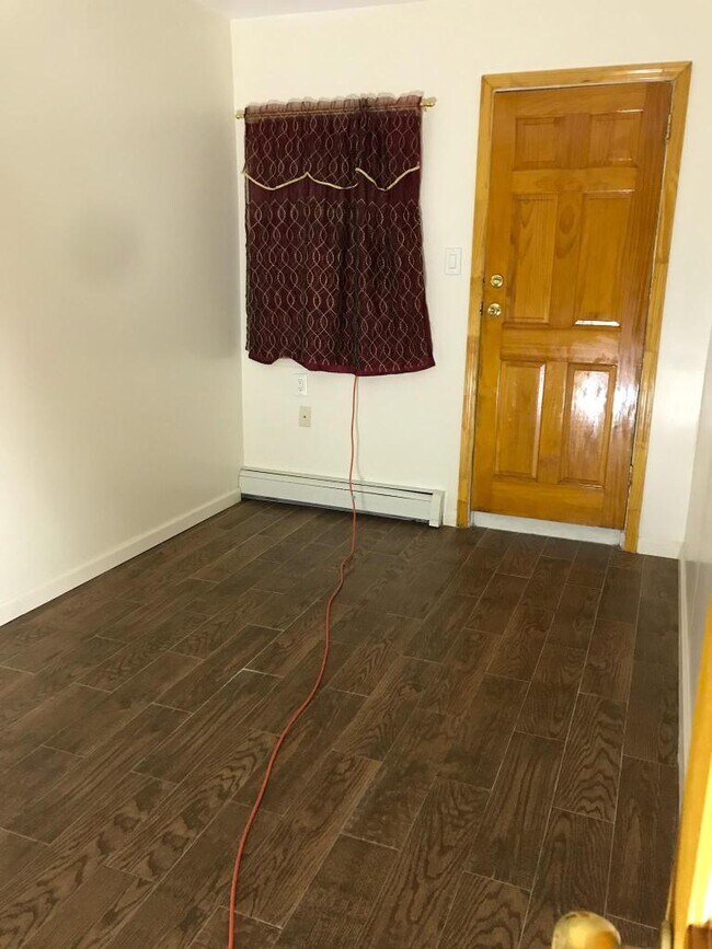 Foto del edificio - 2563 Bath Ave