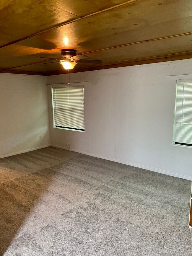 Foto del edificio - Cozy 1/1 duplex unit on a large lot - Available in June.