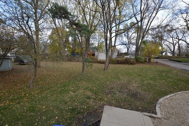 Foto del edificio - 3916 E Lake Shore Dr