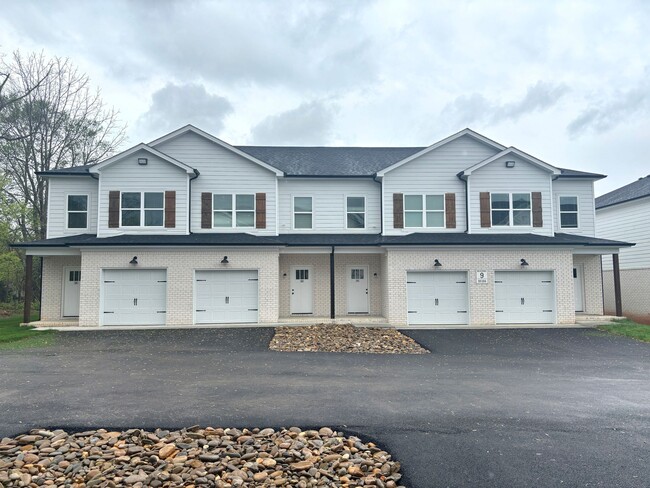 Building Photo - 2 bed, 2.5 bath