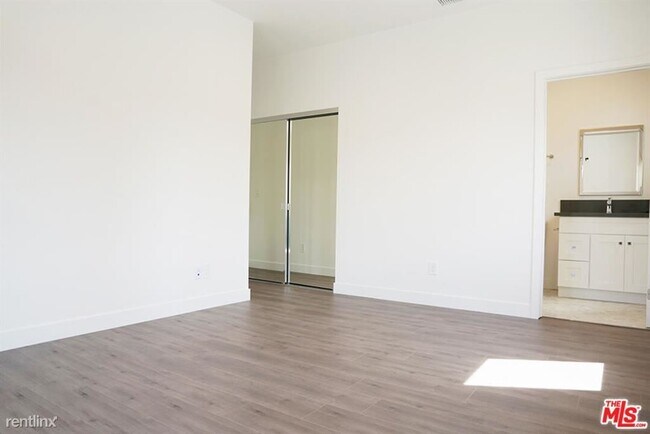 Foto del edificio - 2 br, 2.5 bath Condo - 427 N Stanley Ave #...