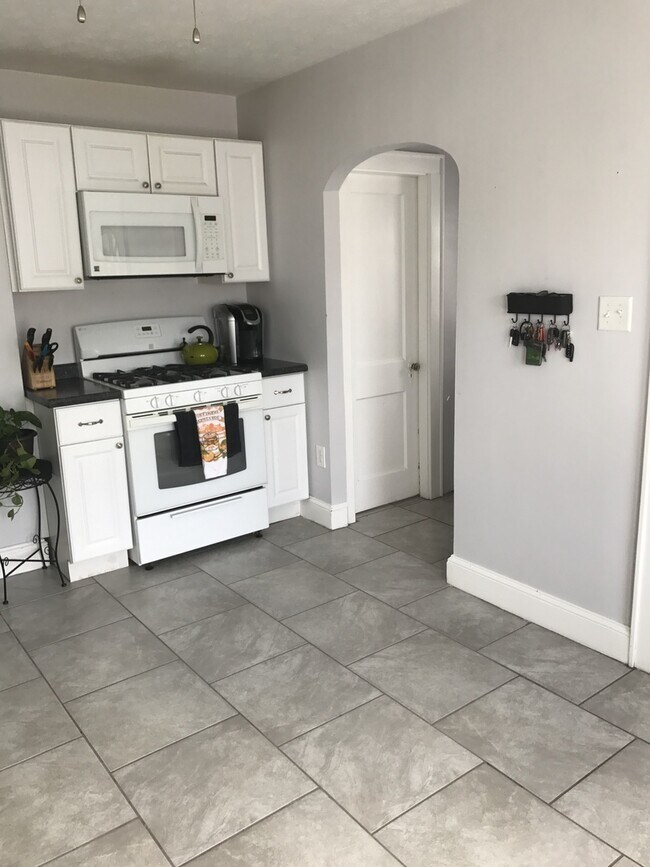Building Photo - 3 Bedroom in Manchester
