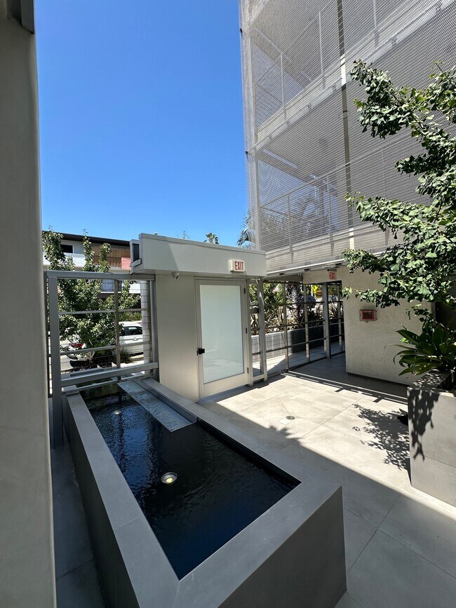 Foto del edificio - 8210 Fountain Ave