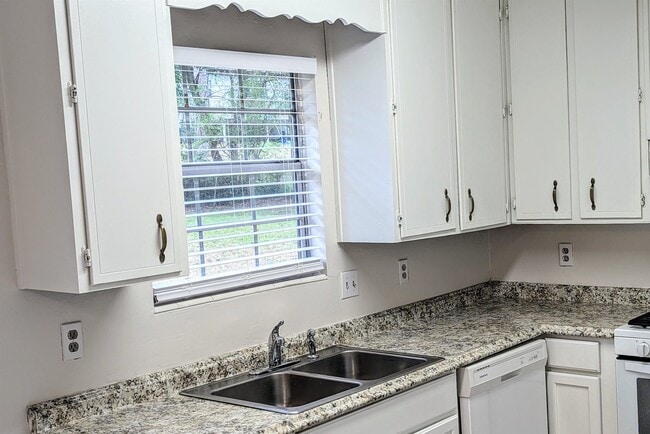 Building Photo - 911 Kendall Dr