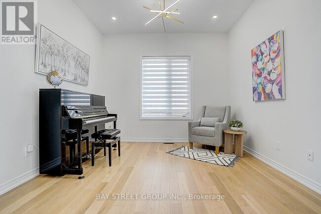 Photo du bâtiment - 100 Woodhaven Ave