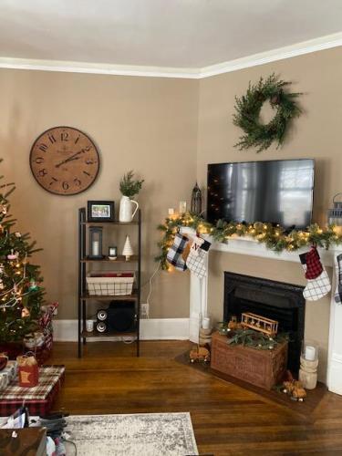 living room - 656 Iglehart Ave