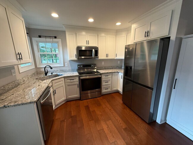 Foto del edificio - REMODELED 4-BEDROOM HOME W/FENCED YARD