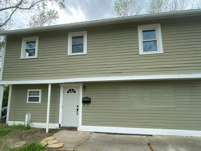 Building Photo - 207 W Calhoun St