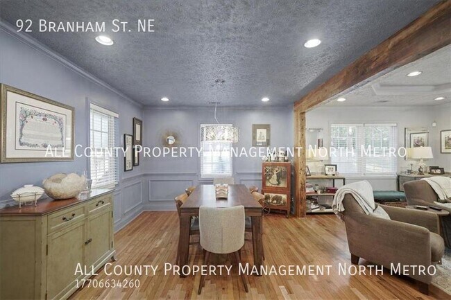 Foto del edificio - Updated Bungalow in Sought After Kirkwood