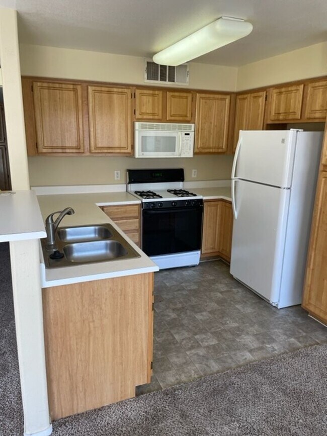 Foto del edificio - 3 BEDROOMS 2 BATHS UPSTAIRS LEVEL UNIT