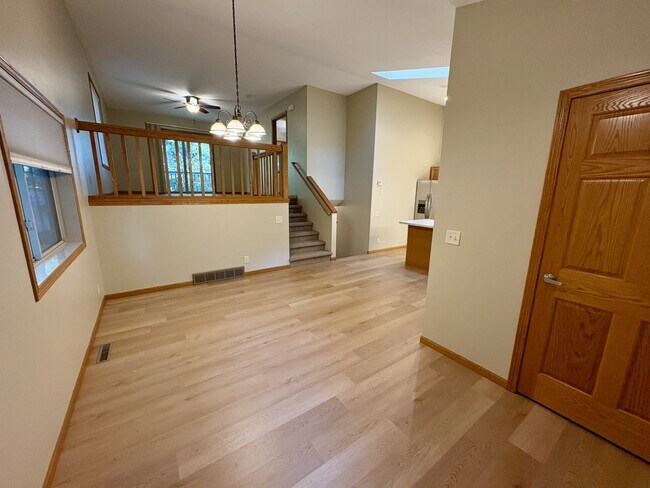 Foto del edificio - 1710 Menomonie St