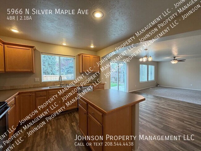 Foto del edificio - 5966 N Silver Maple Ave