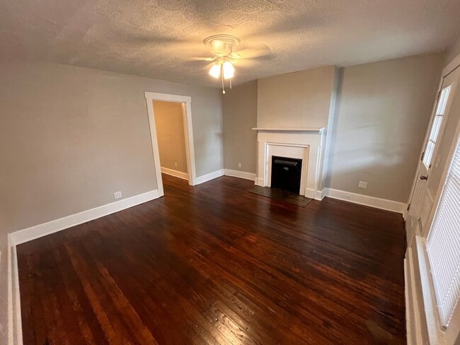 Building Photo - One Bedroom Renovated Duplex!