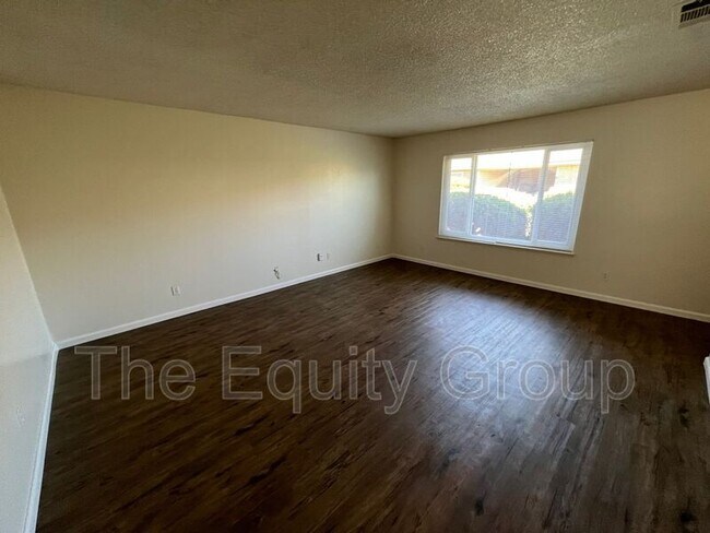 Building Photo - 913 S Demaree St