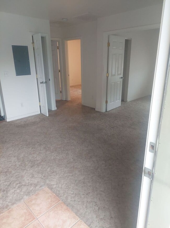 Foto del edificio - Nice unit with 2 car garage