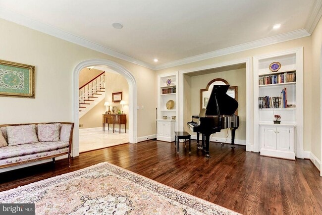 Building Photo - 9909 Avenel Farm Dr