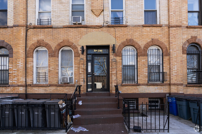 Entrada - 790 Madison St