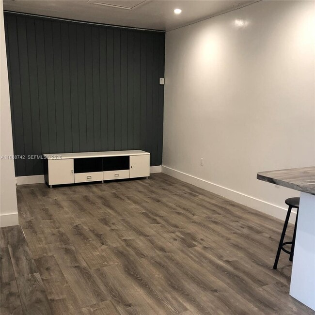 Foto del edificio - 6819 SW 15th St