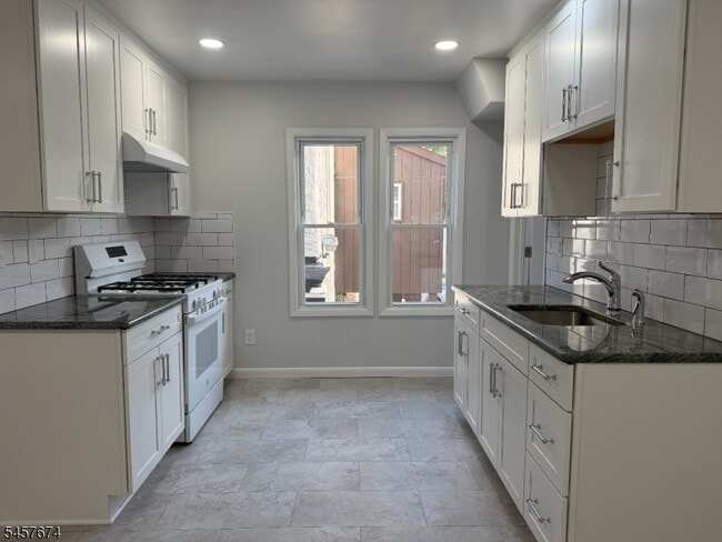 Building Photo - 584 Pompton Ave