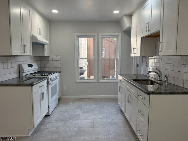 Foto del edificio - 584 Pompton Ave
