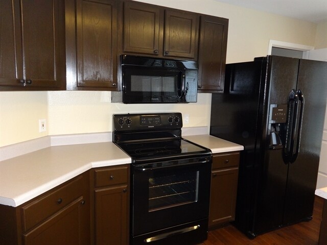 Foto del edificio - 1212 Afghan Path