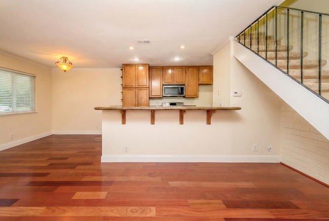 Building Photo - Pleasanton 2BD Townhouse w/ Granite Kitchen, Plank Floors, Community Amenities & Top Schools