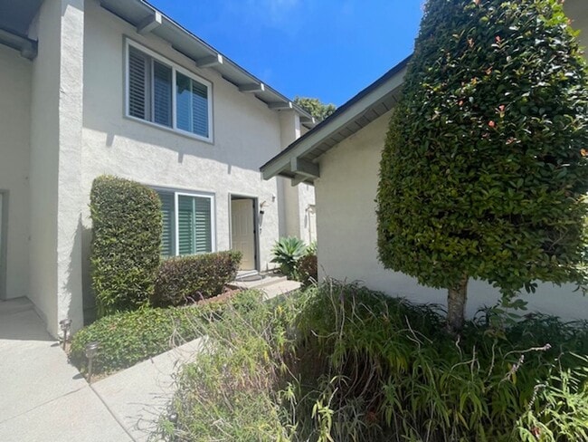 Building Photo - Updated Two Bedroom Goleta Condo - Availab...