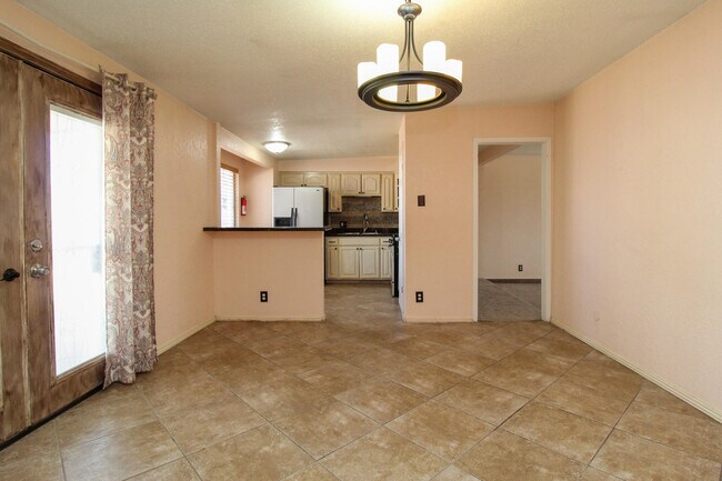 Building Photo - 2100 Solano Dr